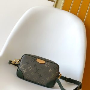 P520¥•Monogram coated canvas•Distressed cowhide leather trim•Fabric lining•Distressed metal hardware•Zip closure•Main compartment•Front corner reinforcement•Front appliqué•Shoulder strap: Detachable, adjustable•Strap length: 42.0 cm•Adjustable strap length: 55.0 cm